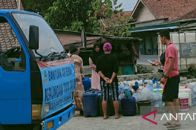 Pemkab Karawang Distribusikan 666 Ribu Liter Air ke 18 Desa Terdampak Kekeringan