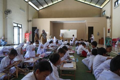 Sekolah Ambruk Diterpa Hujan, Ratusan Pelajar SDN Kedungdawa Cirebon Terpaksa Belajar di GOR Desa