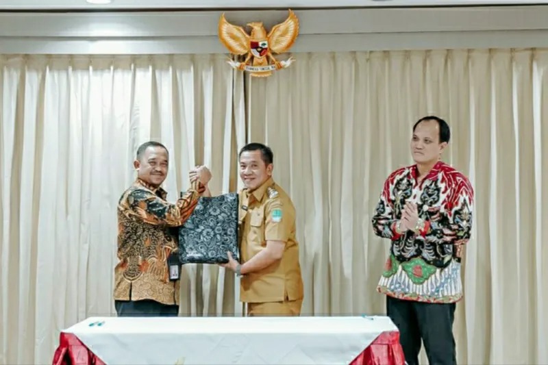 Pelaksana Tugas Bupati Karawang Aep Syaepuloh (tengah) saat menerima secara simbolis aset tanah dari KPK. (ANTARA/HO-Pemkab Karawang)