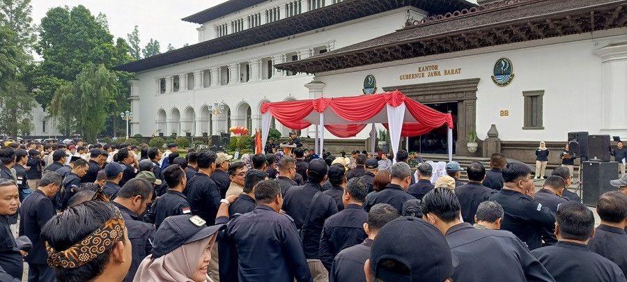 Seluruh Bawaslu Jawa Barat melakukan apel siaga di halaman Gedung Sate, Kota Bandung, Kamis, 23 November 2023. Medcom.id/ P Aditya Prakasa