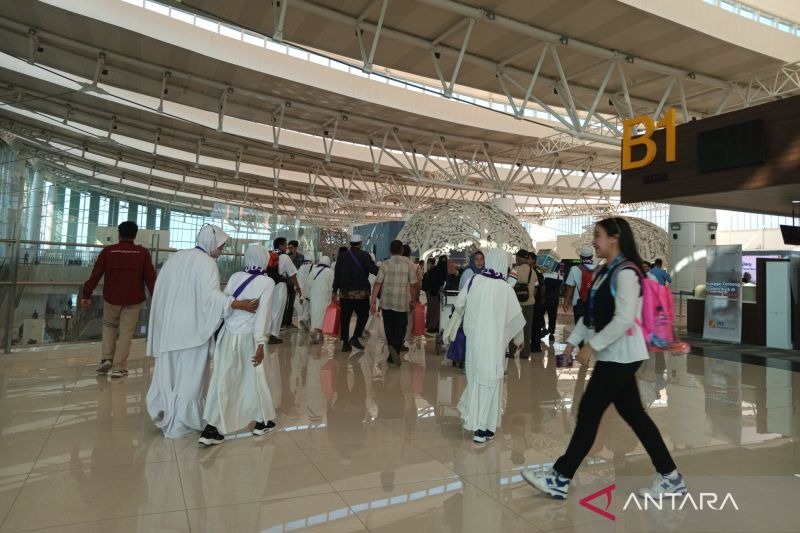 Suasana aktivitas penumpang di BIJB Kertajati di Majalengka, Jawa Barat, saat bandara itu beroperasi penuh pada 29 Oktober 2023. (ANTARA/Fathnur Rohman)