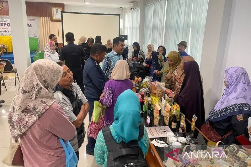 Sejumlah pejabat dari Atase Kastam Diraja Malaysia dan Atase Perdagangan Kedutaan Besar Malaysia saat melihat produk UMKM di Kota Cirebon, Jawa Barat, Selasa (28/11/2023). (ANTARA/Fathnur Rohman)