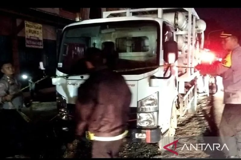 Personel Polsek Cibadak dibantu warga saat mengevakuasi truk pengangkut tabung CNG yang meledak di Jalan Raya Bogor-Sukabumi, Desa Karangtengah, Kabupaten Sukabumi, Jabar, Senin (27/11/2023). ANTARA/Aditya Rohman