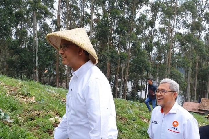 Calon presiden (capres) nomor urut 1 Anies Baswedan menyerap keluhan kelompok petani holtikultura se-Pangalengan, Kabupaten Bandung, Jawa Barat. Petani mengeluhkan soal pupuk.