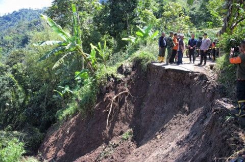 Pj Gubernur Jabar Perintahkan Penanganan Longsor di Bandung Barat Dikebut