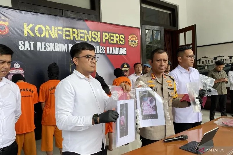 Polisi menunjukkan barang bukti kasus penjualan obat ilegal yang digunakan untuk praktik aborsi di Mapolrestabes Bandung, Jawa Barat, Senin (4/12/2023). (ANTARA/Rubby Jovan)