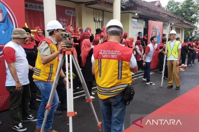Dinas Pekerjaan Umum Tata Ruang (PUTR) Kabupaten Cianjur, Jawa Barat menampilkan sejumlah program dalam kegiatan Hari Bakti Pekerjaan Umum dan Penataan Ruang (PUPR) ke-78, Selasa (5/12/2023). ANTARA/Ahmad Fikri