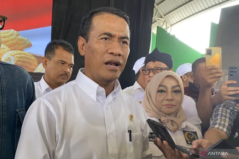 Menteri Pertanian (Mentan) Andi Amran Sulaiman saat menanam padi di Desa Gajahmekar, Kecamatan Kutawaringin, Kabupaten Bandung, Jawa Barat, Rabu (6/12/2023). (ANTARA/Rubby Jovan)