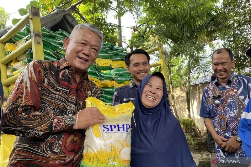 Penjabat Wali Kota Bandung, Bambang Tirtoyuliono saat melakukan pantauan pasar murah di Kecamatan Andir, Kota Bandung, Jumat (8/12/2023). (ANTARA/Rubby Jovan)
