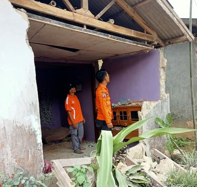 Sejumlah petugas melakukan pemantauan kondisi terdampak gempa yang merusak sejumlah rumah di Kabupaten Sukabumi, Jawa Barat pada Jumat (8/12). Sumber Foto : BPBD Kabupaten Sukabumi.