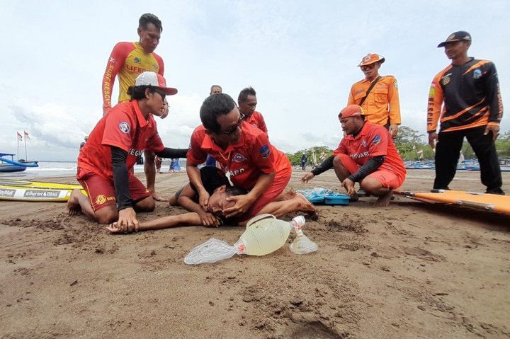 Sebanyak 39 kecelakaan laut terjadi selama setahun terakhir di kawasan objek wisata Pantai Pangandaran, Kabupaten Pangandaran, Jawa Barat. Untuk mengantisipasi jatuhnya korban jiwa, tim SAR gabungan melakukan simulasi penyelamatan wisatawan tenggelam.