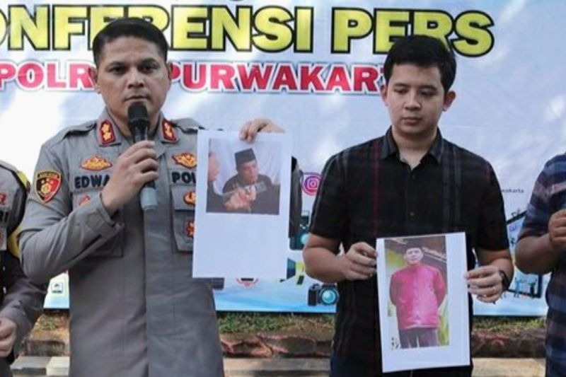 Kapolres Purwakarta AKBP Edwar Zulkarnain (kedua dari kiri) memperlihatkan foto tersangka pencabulan yang masuk daftar pencarian orang (DPO). Antara/HO-Polres Purwakarta