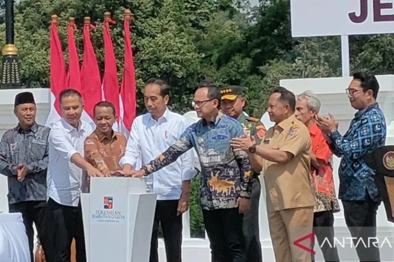 Presiden Jokowi (keempat dari kiri) didampingi Wali Kota Bogor Bima Arya Sugiarto (ketiga dari kanan), Mendagri Tito Karnavian (kedua dari kanan) , Penjabat Gubernur Jawa Barat Bey Machmudin (kedua dari kiri) dan Gubernur Jawa Barat 2018-2023 Ridwan Kamil