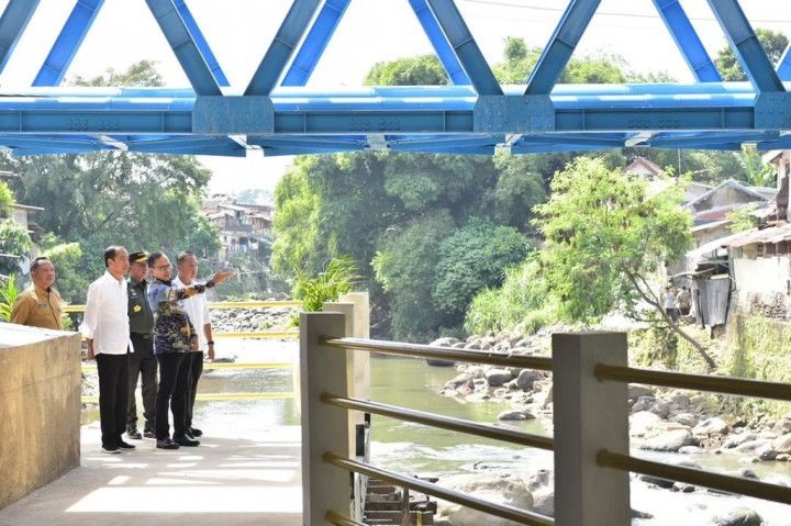 Presiden Joko Widodo meresmikan Jembatan Otto Iskandar Dinata (Otista), Kota Bogor, Provinsi Jawa Barat, pada Selasa, 19 Desember 2023. Proyek pelebaran jembatan tersebut sebagai upaya mengatasi permasalahan kemacetan yang diakibatkan oleh penyempitan jal