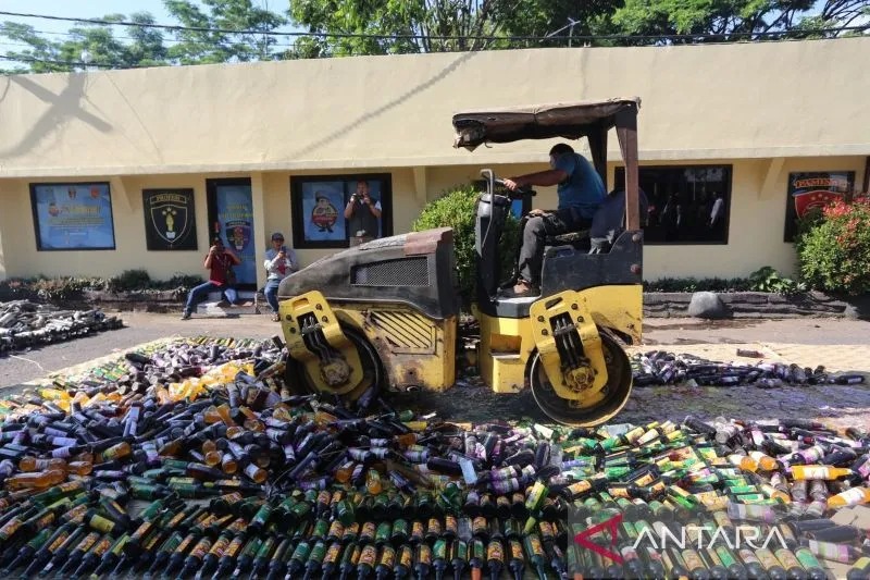 Ribuan botol minuman keras dan seribuan knalpot brong hasil razia Polres Cianjur, Jawa Barat, selama dua bulan terakhir dimusnahkan, Jumat (22/12/2023).(ANTARA/Ahmad Fikri). (Ahmad Fikri)