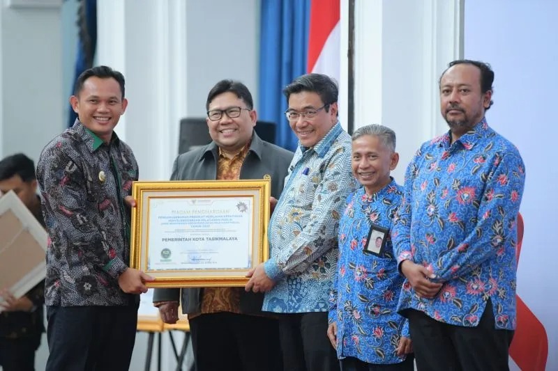 Penjabat Wali Kota Tasikmalaya Cheka Virgowansyah (kiri) menerima penghargaan Predikat Zona Hijau pada hasil penilaian Kepatuhan Penyelenggaraan Pelayanan Publik tahun 2023 dari Ombudsman RI di Gedung Sate, Kota Bandung, Jawa Barat, Jumat (22/12/2023). (A