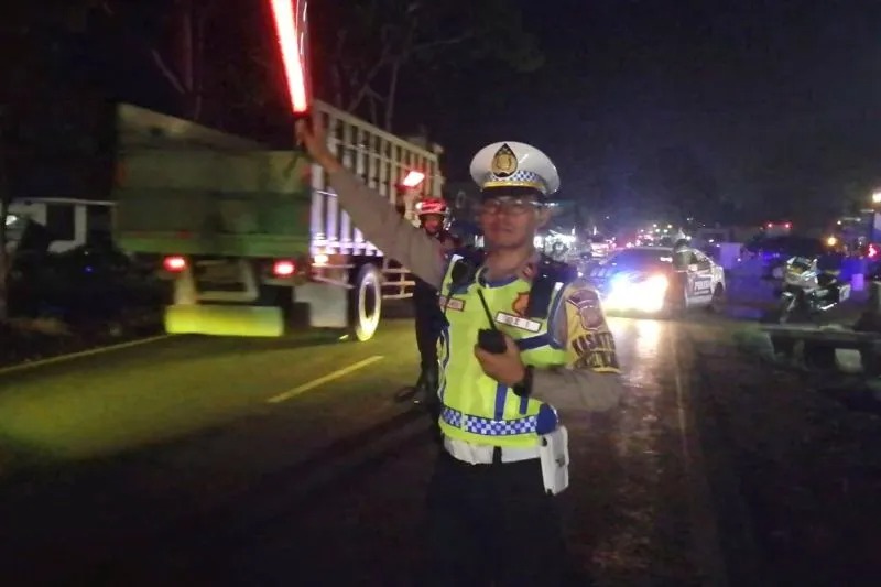 Polisi mengatur arus lalu lintas pada akhir libur Natal di Jalur Bandung-Garut, Kabupaten Garut, Jawa Barat, Senin (25/12/20 23). ANTARA/HO-Satlantas Polres Garut.