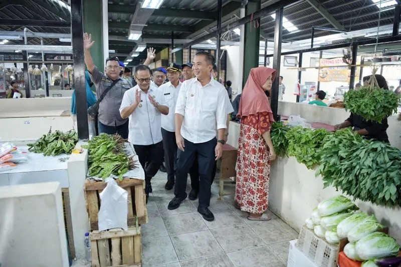 Penjabat (Pj) Gubernur Jawa Barat Bey Triadi Machmudin meninjau hasil revitalisasi tahap kedua Pasar Harapan Jaya Kota Bekasi, Rabu (27/12/2023). (ANTARA/HO Pemprov Jabar)