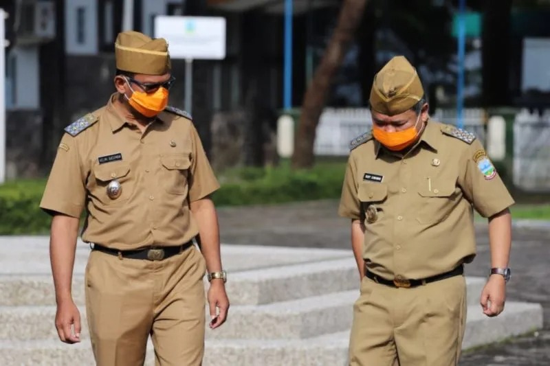 Bupati Garut Rudy Gunawan (kanan) dan Wakil Bupati Garut Helmi Budiman (kiri) di lapangan Sekretariat Daerah Pemkab Garut, Jawa Barat. (ANTARA/HO-Diskominfo Garut)