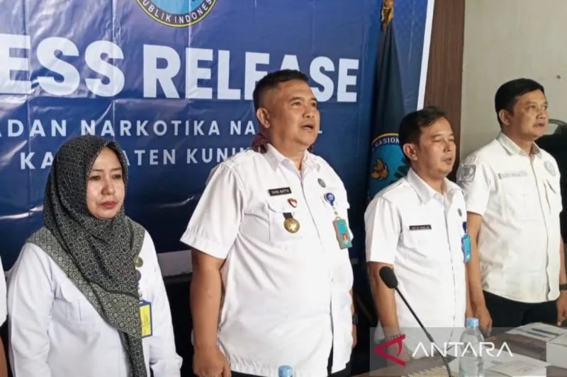 BNN Kabupaten Kuningan saat melakukan rilis terkait dengan capaian kinerja di Kabupaten Kuningan, Jawa Barat, Rabu (27/12/2023). ANTARA/Fathnur Rohman