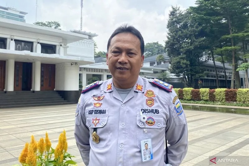 Kepala Bidang Pengendalian dan Operasional Dishub Kota Bandung, Asep Kuswara saat memberikan keterangan di Plaza Balai Kota Bandung, Jawa Barat, Jumat (29/12/2023). (ANTARA/Rubby Jovan)