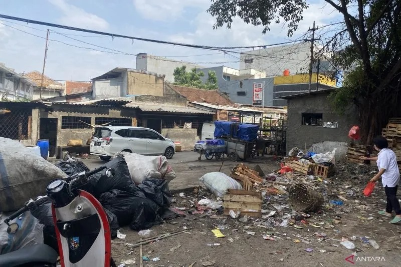 Tempat penampungan sementara (TPS) Pasar Kosambi yang terpantau sudah terkendali dengan tidak mengalami penumpukan sampah di Pasar Kosambi, Kota Bandung, Jawa Barat, Jumat (29/12/2023). (ANTARA/Rubby Jovan)