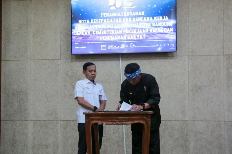 Sekretaris Daerah Kota Bandung Ema Sumarna (kanan) saat penandatanganan MoU atau Nota Kesepahaman dengan Kementerian PUPR di Balai Kota Bandung, Jawa Barat, Kamis (28/12/2023). (ANTARA/HO-Pemkot Bandung)
