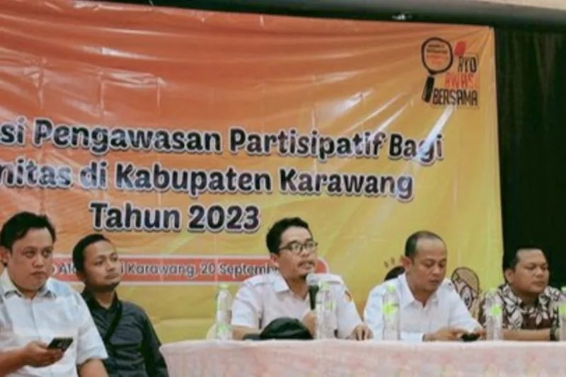 Ketua Bawaslu Karawang Engkus Kusnadi (tengah). ANTARA/HO-Bawaslu Karawang.