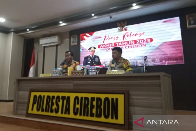 Kepala Polresta Cirebon Kombes Pol Arif Budiman (kiri) saat memberikan keterangan pers, di Cirebon, Jawa Barat, Jumat (29/12/2023). ANTARA/Fathnur Rohman.