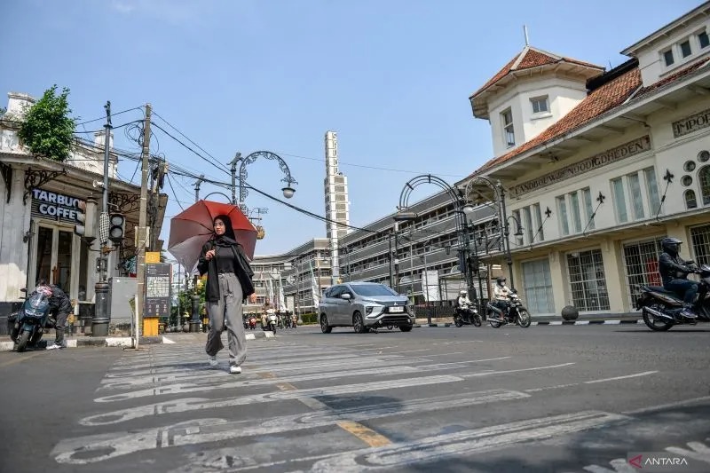 Arsip Foto - Suasana Jalan Asia-Afrika di Kota Bandung, Provinsi Jawa Barat, Rabu (18/10/2023). Petugas akan disiagakan untuk mengatur lalu lintas kendaraan di ruas jalan itu pada malam menjelang tahun baru 2024. (ANTARA FOTO/RAISAN AL FARISI)