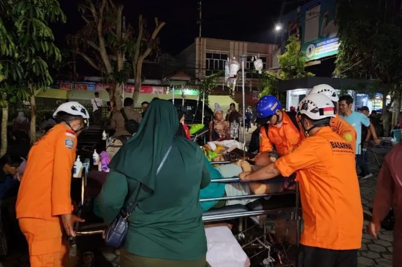 Petugas Basarnas mengevakuasi pasien RSUD Sumedang untuk menghindari bahaya gempa di Kabupaten Sumedang, Jawa Barat, Minggu (31/12/2023) malam. ANTARA/HO-Basarnas Bandung