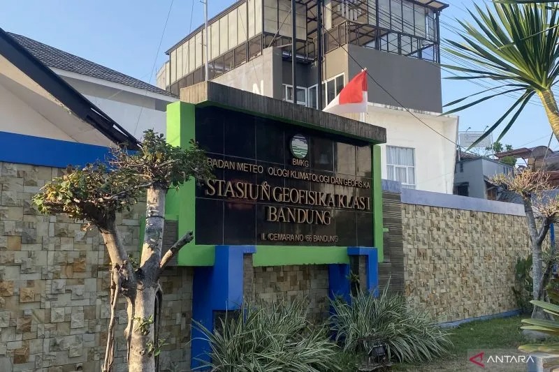 Kantor Badan Meteorologi, Klimatologi, dan Geofisika (BMKG) Stasiun Bandung, Kota Bandung, Jawa Barat. (ANTARA/Rubby Jovan)