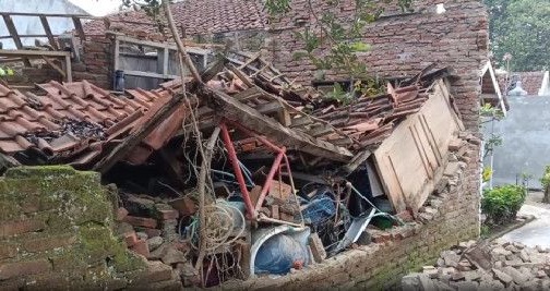 Rumah warga rusak terdampak gempa Sumedang. (MGN/Husni Nursyaf)