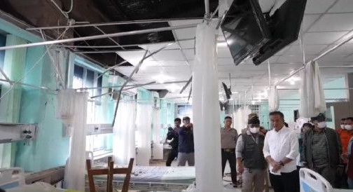 Pj Gubernur Jabar meninjau kerusakan di rumah sakit di Sumedang akibat gempa. (MGN/Husni Nursyaf)