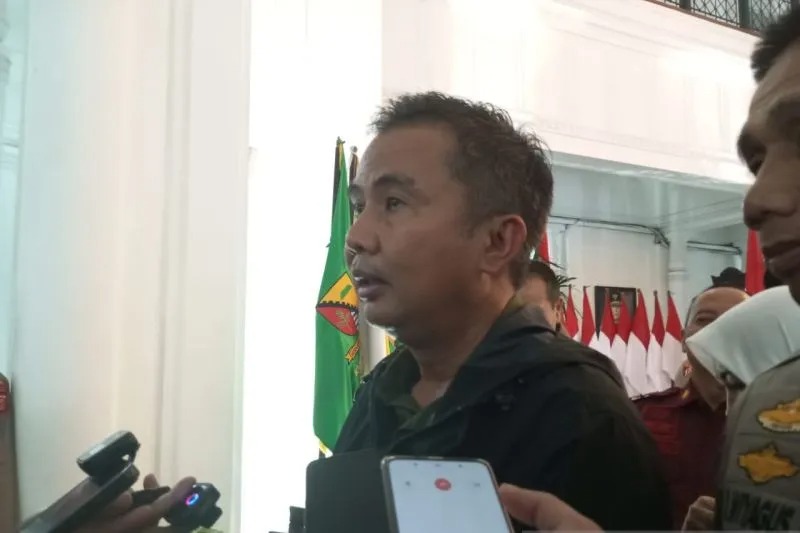 Penjabat Gubernur Jawa Barat Bey Triadi Machmudin memberikan keterangan di Gedung Sate Bandung, Minggu (31/12/2023) malam. (ANTARA/Ricky Prayoga)