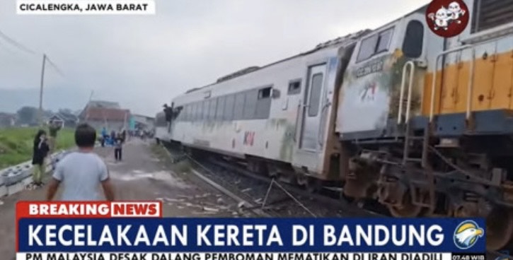 Kereta Api Turangga dengan Kereta Api lokal mengalami tabrakan di petak Jalan Cicalengka-Haurpuguh, Kabupaten Bandung. Dokumentasi/ MetroTV