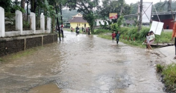 Petugas Penanggulangan Bencana Kecamatan (P2BK) Cimanggu saat meninjau akses jalan penghubung antar-kecamatan yang sempat terendam banjir pada Minggu, (7/1/2024)