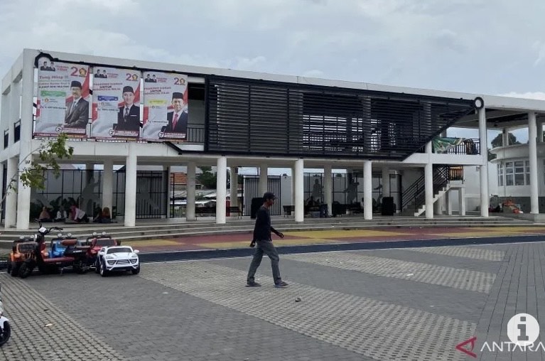 Alat peraga kampanye milik caleg peserta Pemilu 2024, terpasang di Alun-alun Ciranjang, Kabupaten Cianjur, Jawa Barat yang merupakan fasilitas milik pemerintah. Antara/Ahmad Fikri.
